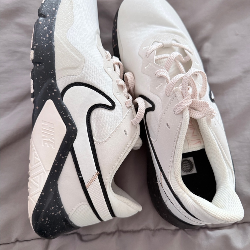 Nike Women's White and Black Speckled Sneakers